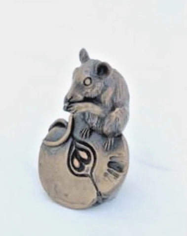 Mouse On Apple Slice by Oriele Bronze MM662